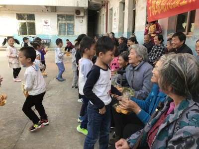 子规缘幼儿园组织学生开展精彩的重阳节敬老爱老活动 让孩子在活动中学会传统美德