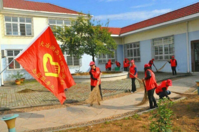 志愿者走进敬老院 关爱老人迎重阳