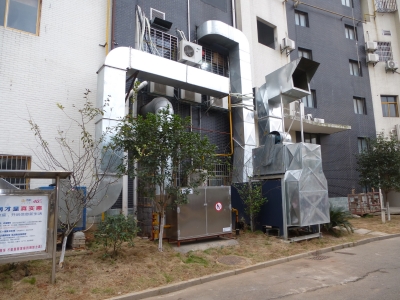 一个3栋居民楼的小区有4个排烟管道 排烟管道“集会”引居民不满