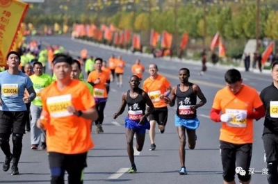 中国马拉松的非洲淘金客：穿4块钱的凉鞋拿3个冠军