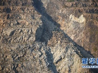 新华网航拍中国首个国家矿山公园 俯瞰“亚洲第一天坑”