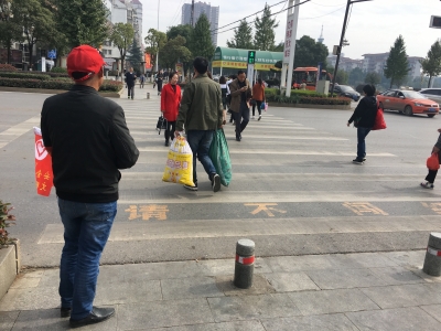 65名违章司机上路劝导文明交通