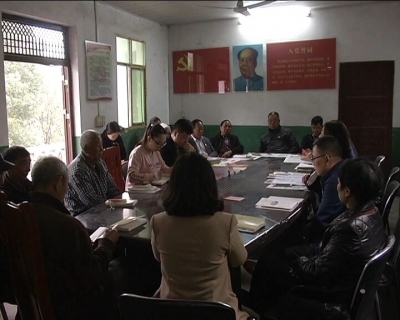 系列报道《开启新征程 发展立新功 深入学习贯彻党的十九大精神》市广播电视台到扶贫驻点村宣讲党的十九大精神