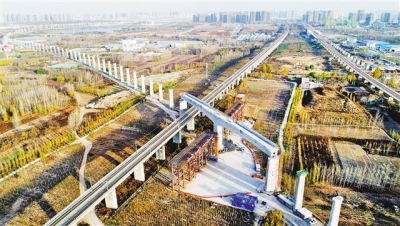 万吨高铁桥高空转体　郑万铁路首次跨越京广高铁
