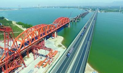 京张高铁首条隧道全线贯通 计划2019年实现通车