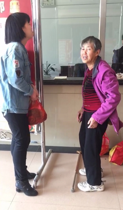 女职工一个月前帮助老人，一个月后老人上门寻人致谢 “闺女，我可找到你了！”