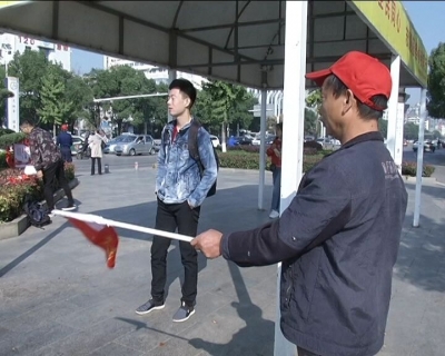 系列报道《城市创建进行时》违规车主变身文明交通劝导员