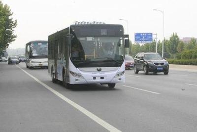 “东风造”无人驾驶公交车首次在开放道路试运行