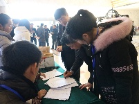 大冶市六届人大三次会议代表今天上午陆续向大会报到