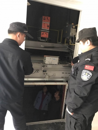 险！孕妇被困电梯心慌慌 报警及时得救助