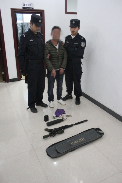 网购枪支打鸟作乐  男子涉嫌违法被刑拘