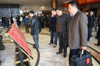 人大代表向大会报到