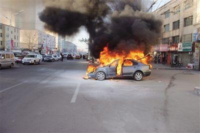 面包车意外起火  警消联合排险