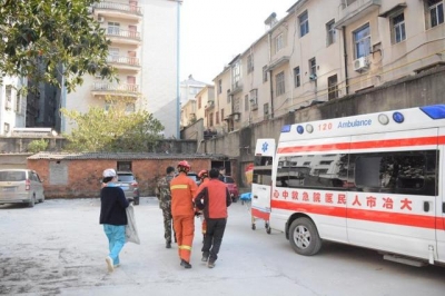 独居老人病倒在家中 消防紧急救援 消防部门提醒：亲属应该常回家看望老人