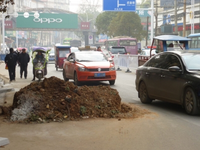 黄土堆在道路上 车辆通行有点难 相关负责人：将在一个星期之内清理干净