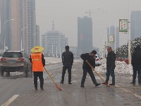 大冶多部门联动清扫积雪保路面畅通