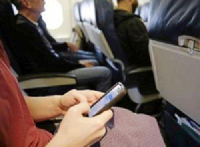 “空中手机开机”解禁 为何不能飞机上打电话？