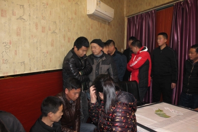 设暗哨、开秘密通道、有监控室 台球馆内隐藏赌博窝点 警方果断出击一举捣毁