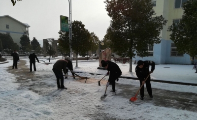 社区服刑人员扫雪除冰