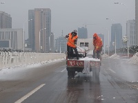 大冶多部门联动清扫积雪保路面畅通