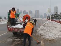 大冶多部门联动清扫积雪保路面畅通