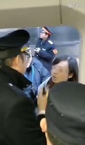 扒高铁车门女子：“我有错吗？” 她的上级发话了…