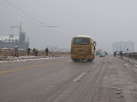 大冶多部门联动清扫积雪保路面畅通