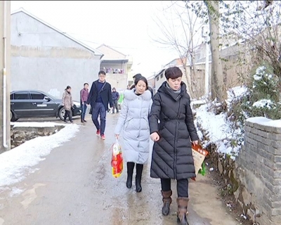 市妇联走访慰问贫困户