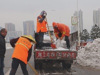 大冶多部门联动清扫积雪保路面畅通