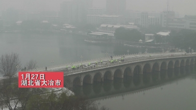 为市民安全出行 交警“滑板”铲雪4小时