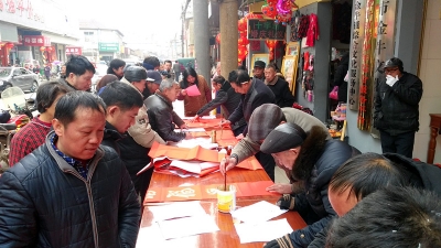 网络媒体走转改丨春联传递美好祝福