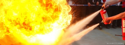 三轮车街上自燃 民警迅速灭火