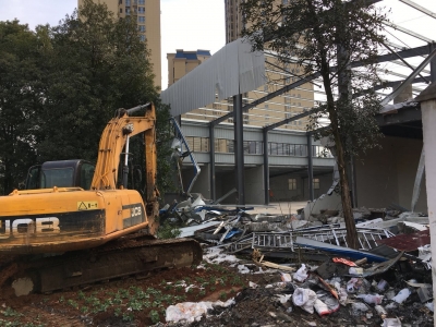 《城市创建进行时》我市多部门联合拆除违建