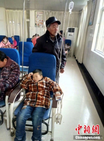 温暖又心酸！怕孙子输液冷，爷爷口含输液管加热