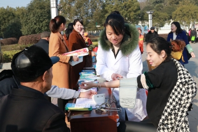 送“祝福”过年 带“健康”回家