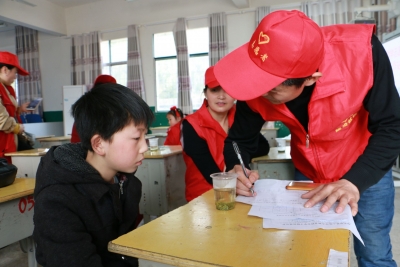 爱心为寒门学子点燃希望
