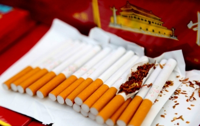 假烟窝点藏身养猪场被警方一举捣毁