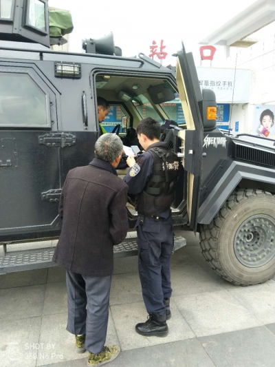 老人获得民警帮助，连连谢谢民警同志！