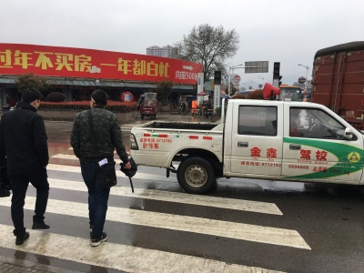 红路灯显示“任性” 市民有点蒙 该路口已发生多起交通事故，市民企盼相关部门早点解决