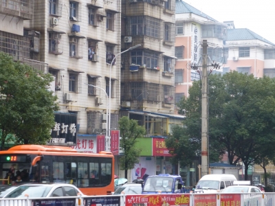 路灯“作息”不规律 市民出行难  相关部门：将于下周调整路灯亮灯和熄灯时间