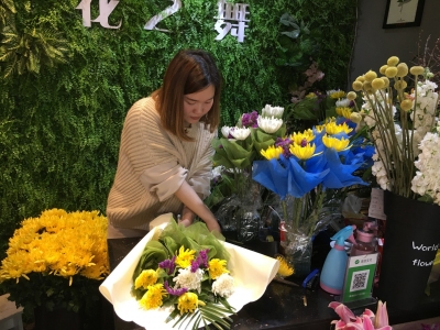 今年清明节，相对传统绢花、塑料花、鞭炮、纸钱等，市民更多选择鲜菊花缅怀亲人 文明生态祭祖渐成大趋势