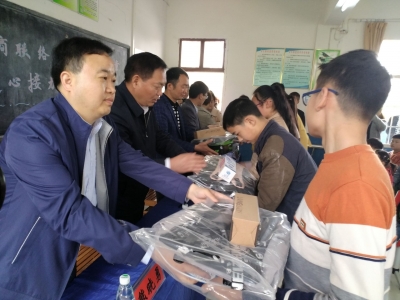 “爱心接力”情暖留守儿童