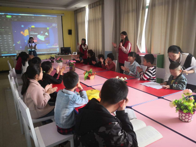 团市委在社区青少年综合服务平台开设“周末学校”