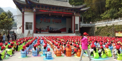 清明期间，我市多所学校开展形式多样的缅怀先烈活动 师生同上爱国主义教育课