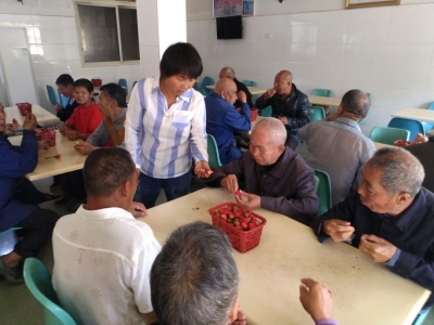 自家种的草莓送给老人品尝