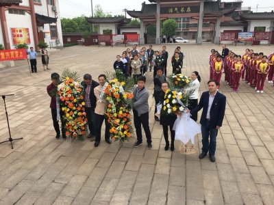 缅怀革命先烈   弘扬爱国精神
