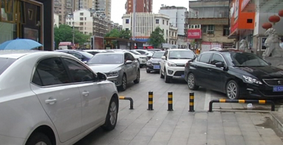 《曝光台》人行道被圈占停车 城管责令限期拆除