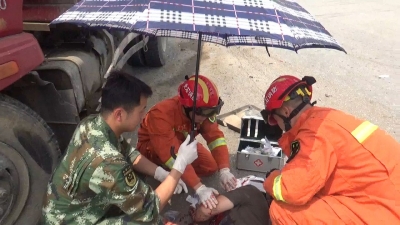 大货车与半挂车猛烈相撞，货车司机被困车内血流不止 消防官兵展开生死大营救