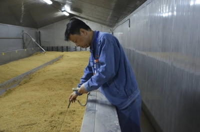 扎根基层的“酿酒人”——记省劳动模范黄鑫