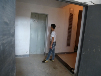 电梯“停摆” 业主有家难回 原开发商负责人表示：由于保洁及电梯维保费用未结清所致